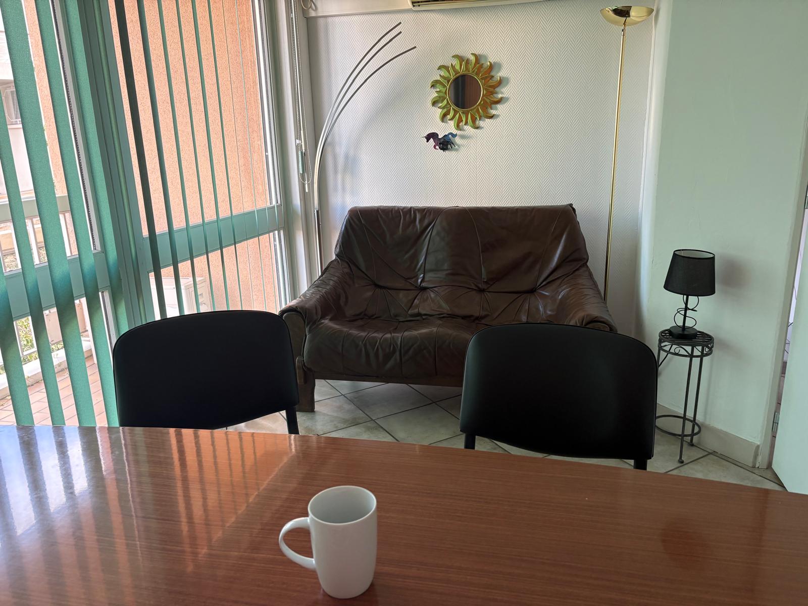 Espace d’entretien avec un canapé et des fauteuils.